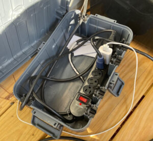 مقبس طاقة خارجي أسود مقاوم للماء