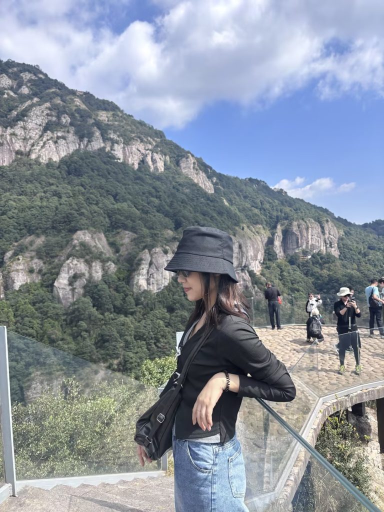 2025-10-26-sales-team-building-yandang-mountain4